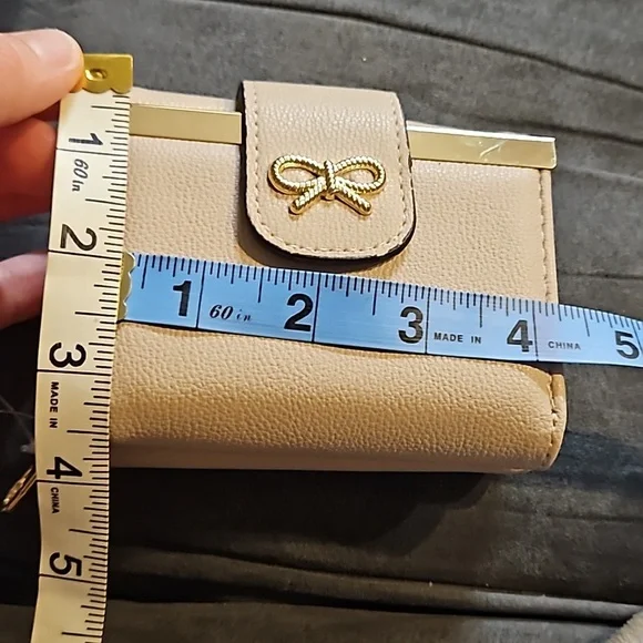 Chic Womens Beige Vegan Leather Wallet Gold Bow Button Clasp Zipper Pouch NWT - Picture 8 of 9